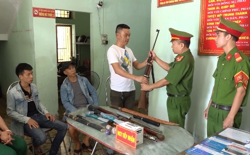 Quảng Bình: Nhân dân tự giác giao nộp nhiều loại vũ khí nguy hiểm cho lực lượng công an